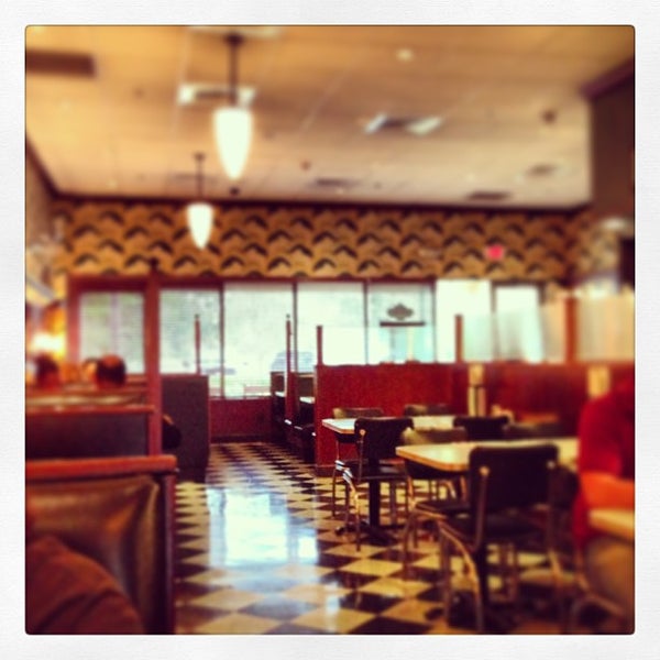 Foto diambil di Lucille&#39;s American Cafe oleh catalo pada 2/15/2013