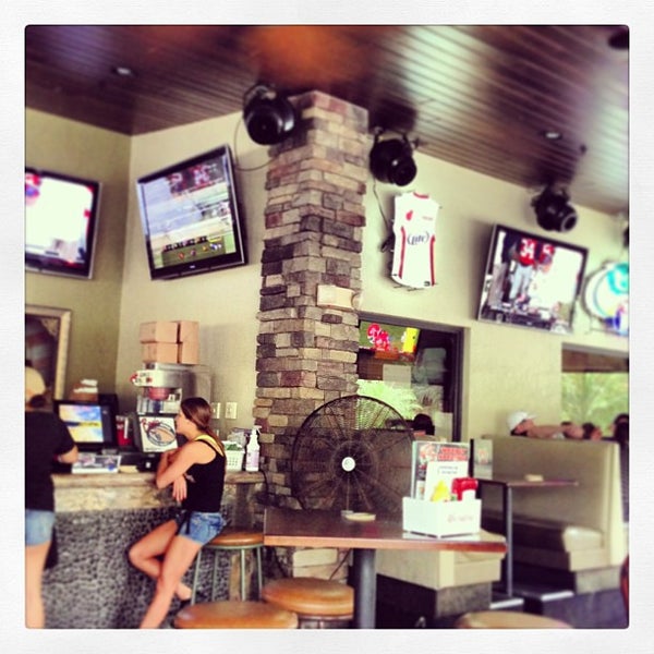 Foto diambil di Bru&#39;s Room Sports Grill - Coral Springs oleh catalo pada 1/5/2013