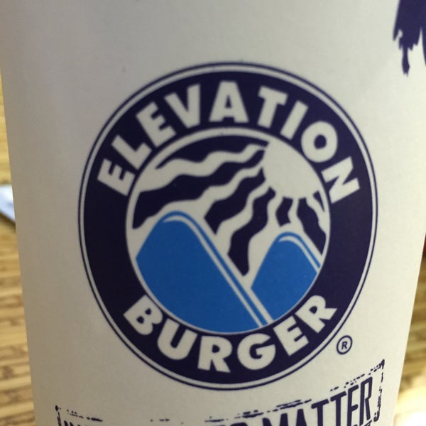 Das Foto wurde bei Elevation Burger von Rayan B. am 9/29/2015 aufgenommen