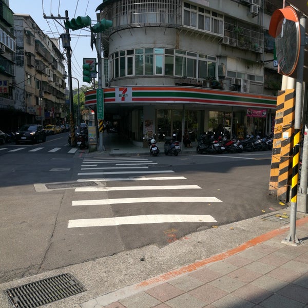 Photos At 7 Eleven Neihu Qu 內湖路三段60巷1弄2 1號