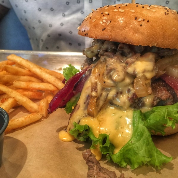 11/16/2015 tarihinde Darleny L.ziyaretçi tarafından Mustard&#39;s Burger Shop &amp; Grill'de çekilen fotoğraf