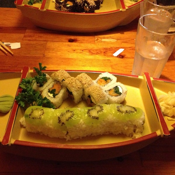 Foto scattata a Fuji Sushi da Aileen N. il 3/18/2013