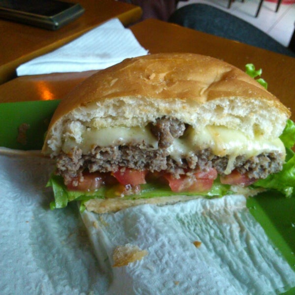 รูปภาพถ่ายที่ Hamburgueria Burger &amp; Co. โดย César F. เมื่อ 11/12/2013
