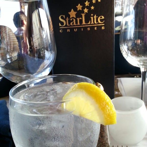 2/22/2013 tarihinde Belen E.ziyaretçi tarafından StarLite Sapphire Dining Yacht'de çekilen fotoğraf