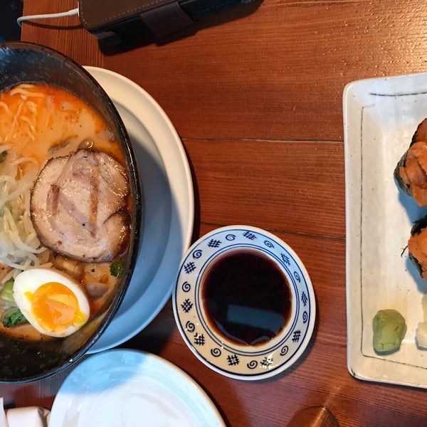รูปภาพถ่ายที่ Mirakutei Sushi &amp; Ramen โดย lp p. เมื่อ 11/27/2018
