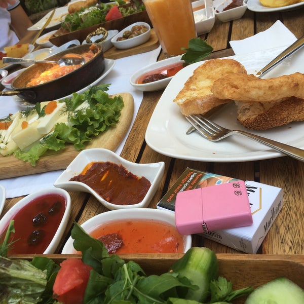 Foto tomada en Limoon Café &amp; Restaurant  por Betül B. el 8/6/2016