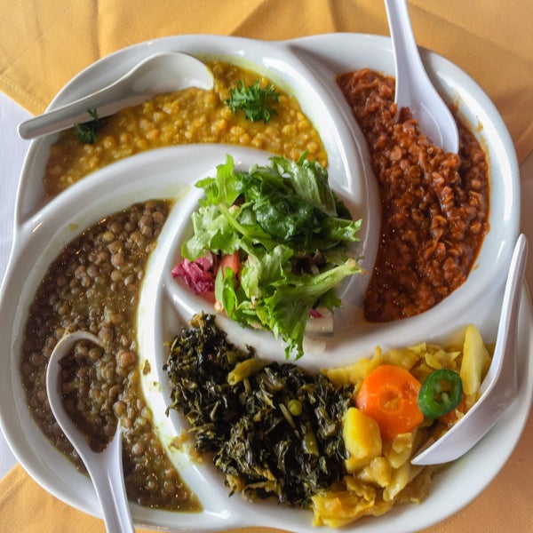 Снимок сделан в Lucy Ethiopian Restaurant &amp; Lounge пользователем Fargie . 3/7/2015