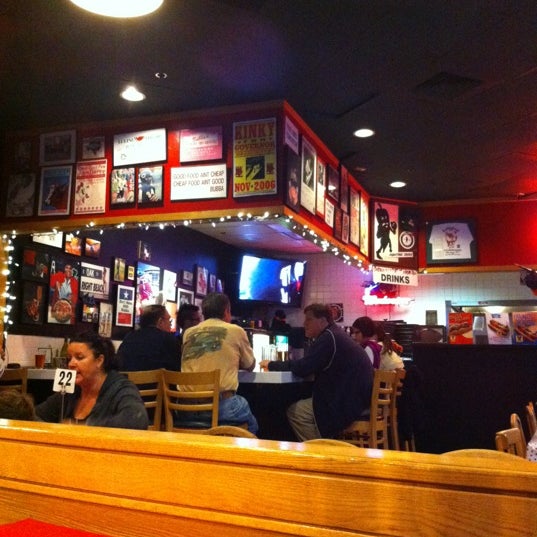 รูปภาพถ่ายที่ Windy City Pizza and BBQ โดย Phillip K. เมื่อ 10/6/2012