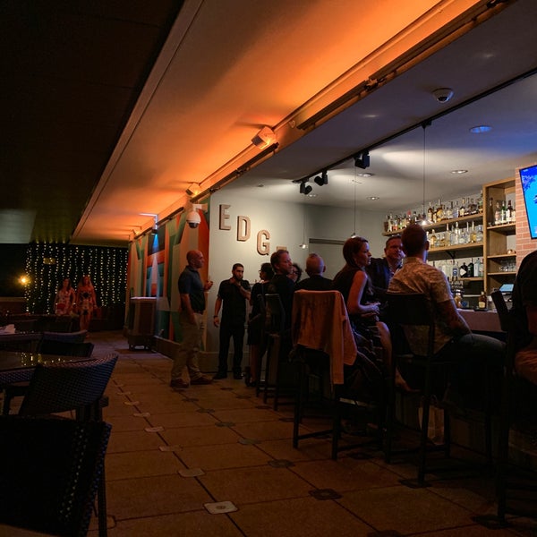 Foto diambil di Edge Rooftop Cocktail Lounge oleh Phillip K. pada 9/7/2019