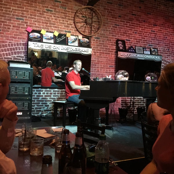 9/7/2015にj y.がOff the Wagon Dueling Piano Barで撮った写真