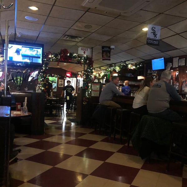 รูปภาพถ่ายที่ Twin Anchors Restaurant &amp; Tavern โดย Mary O. เมื่อ 12/4/2021