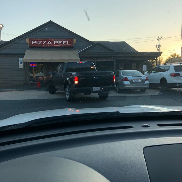 Foto scattata a The Pizza Peel and Tap Room da Mary O. il 9/25/2019
