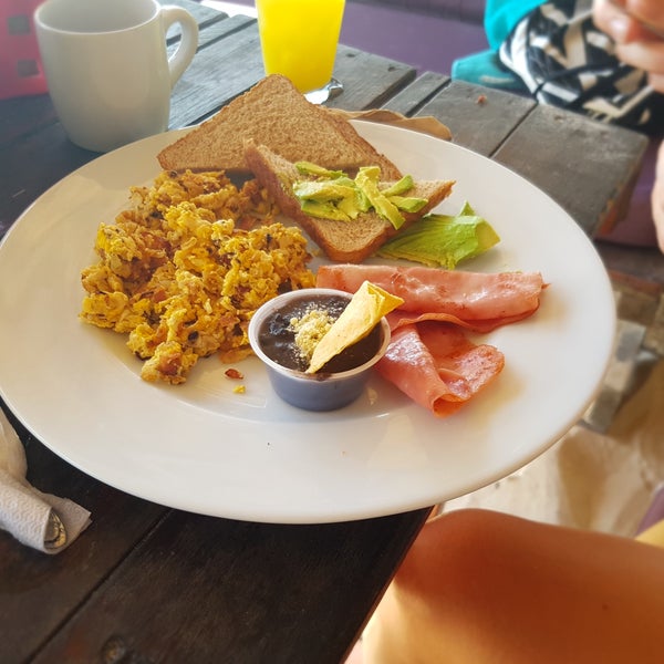 although the whole beacj fronz isn't very cheap here, you get a decent breakfast with eggs, frijoles, avocado a coffee and fresh juice for just 140 MXN. Plus a wonderful view on the beach.
