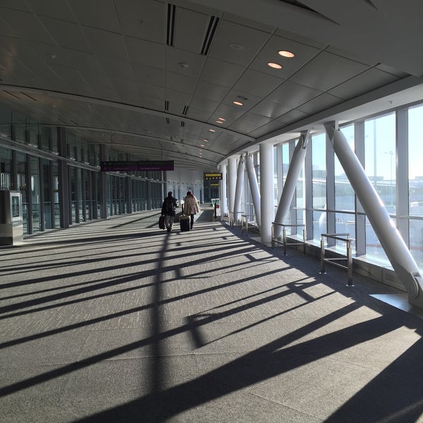Foto tirada no(a) Aeroporto Internacional Pearson de Toronto (YYZ) por Sarah0s em 1/25/2015