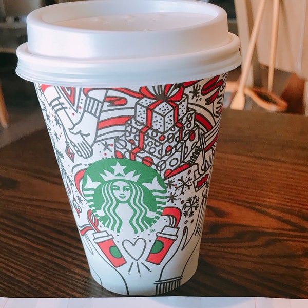 Das Foto wurde bei Starbucks (ستاربكس) von Luluah🌙 am 11/6/2017 aufgenommen