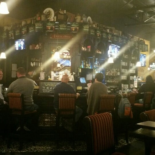 Foto scattata a 36 Handles Pub &amp; Eatery da Laresa C. il 11/11/2015