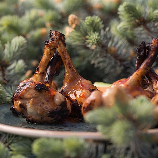 Куриные крылышки можно запросто приготовить к праздничному столу. А можно и просто так. Этот рецепт крылышек в медовом соусе Чили простой и оригинальный. Попробуй сам!