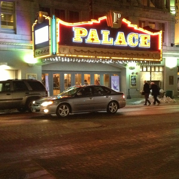 Foto tirada no(a) Palace Theater por Alisha K. em 2/13/2013