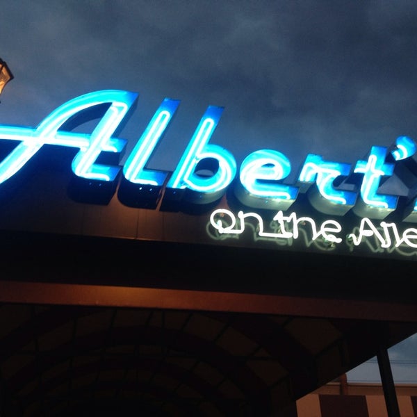 รูปภาพถ่ายที่ Albert&#39;s on the Alley โดย Lyndsi W. เมื่อ 7/28/2013