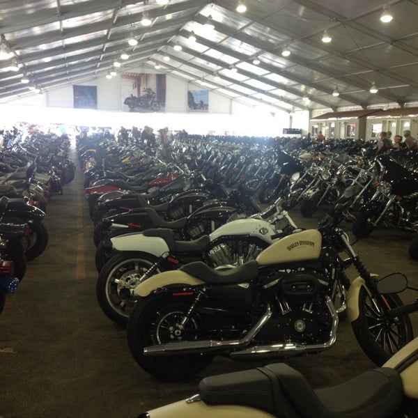 รูปภาพถ่ายที่ Black Hills Harley-Davidson โดย Grant M. เมื่อ 7/31/2014