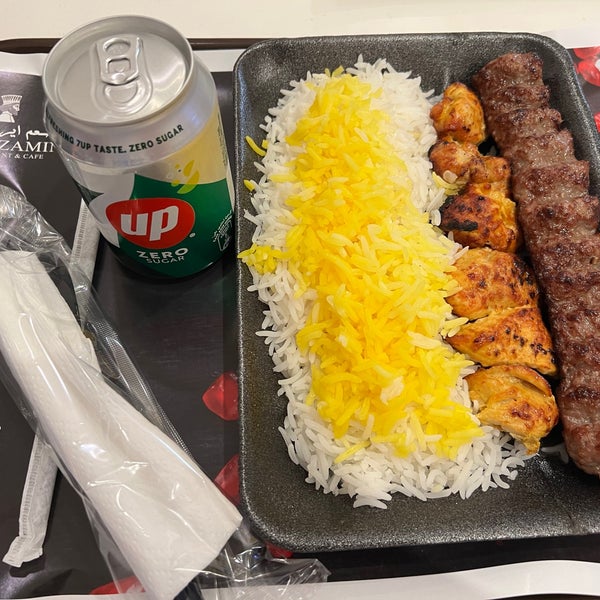 Das Foto wurde bei Iran Zamin Restaurant von N787US am 8/14/2023 aufgenommen