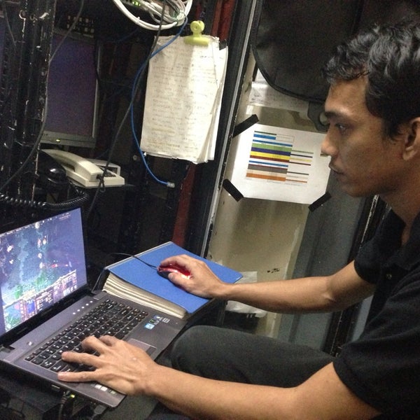 Светящийся мозг. Магазин наушников doctorhead. Аноним картинка. Dr head арбат. Интеллект человека.