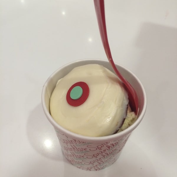 9/2/2014 tarihinde Brenda Yuliana V.ziyaretçi tarafından Sprinkles Dallas Ice Cream'de çekilen fotoğraf
