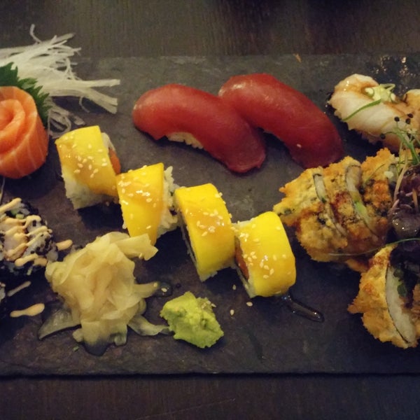 Tolles Sushi! Einfach die Sushi-Platte bestellen und sich überraschen lassen. 🍣