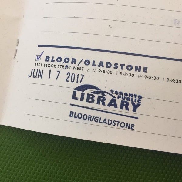 Foto tirada no(a) Toronto Public Library - Bloor Gladstone Branch por Richard E. em 6/17/2017