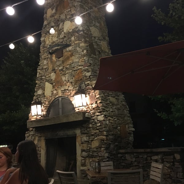 7/15/2016 tarihinde Mayuri P.ziyaretçi tarafından Fire Stone Wood Fired Pizza &amp; Grill'de çekilen fotoğraf