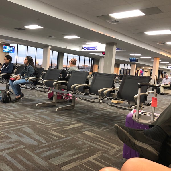 Снимок сделан в Mobile Regional Airport пользователем Lindsay G. 5/24/2019