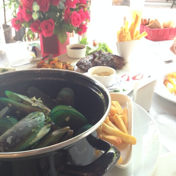 1/7/2014 tarihinde Koen v.ziyaretçi tarafından La Paillote French and Thai Restaurant'de çekilen fotoğraf
