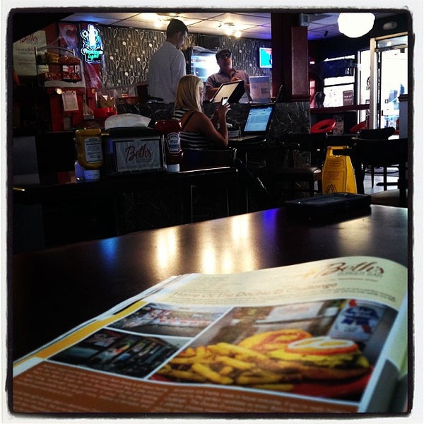 Das Foto wurde bei Beth&#39;s Burger Bar von Andrew S. am 10/25/2013 aufgenommen