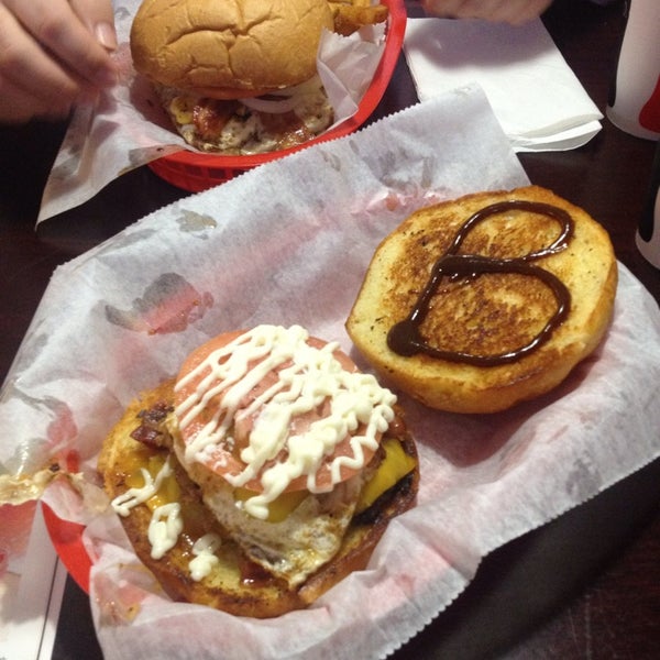 Foto tirada no(a) Beth&#39;s Burger Bar por Andrew S. em 10/25/2013