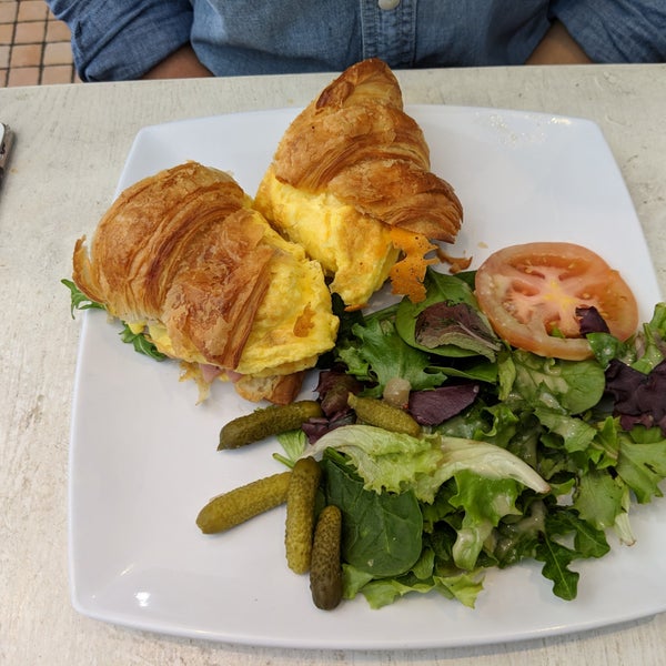 1/3/2019 tarihinde Ilian G.ziyaretçi tarafından Amandine Patisserie Cafe Brentwood'de çekilen fotoğraf