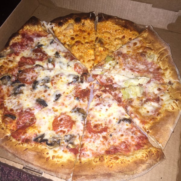 Foto tomada en Outback Pizza  por Laura N. el 3/14/2015