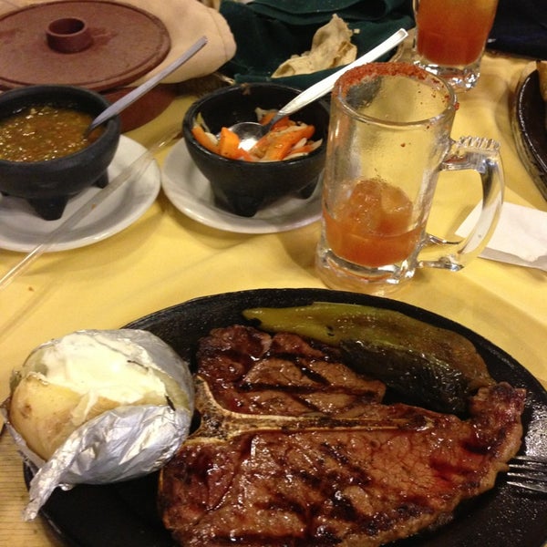 6/15/2013에 DAVE D.님이 Steak Palenque에서 찍은 사진