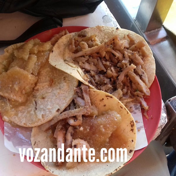 Aquí se hace realidad la "multiplicación de los tacos"; de dos sencillos salen cuatro campechanos. Los de milanesa y chicharrón no tienen igual.