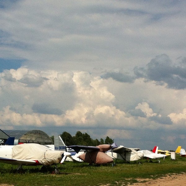 รูปภาพถ่ายที่ Аэродром Шевлино โดย Foxxy L. เมื่อ 6/30/2013
