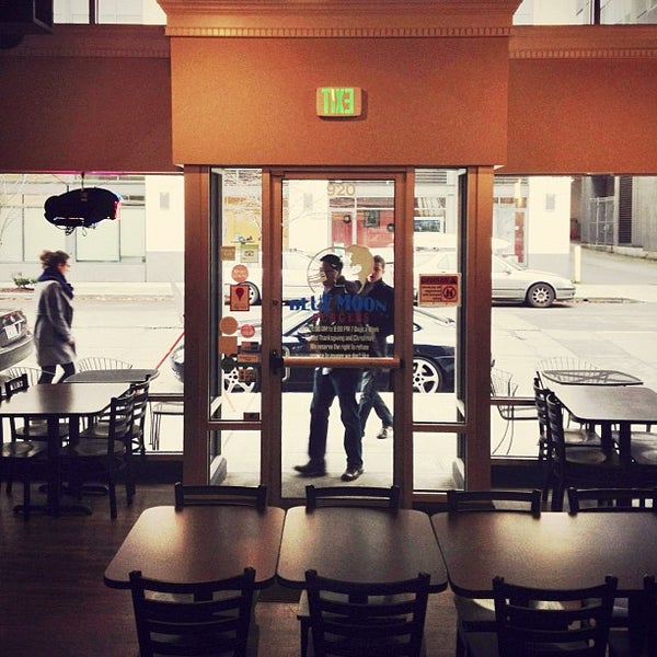 รูปภาพถ่ายที่ Blue Moon Burgers Fremont โดย Lonnie C. เมื่อ 12/10/2012