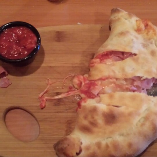 Das Foto wurde bei Filippi&#39;s Pizza Restaurant and Bar von Mari N. am 8/19/2014 aufgenommen