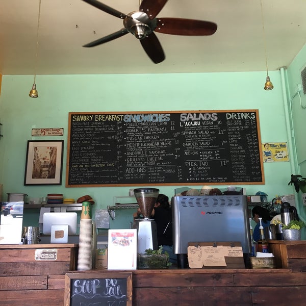 Foto diambil di L&#39;acajou Bakery &amp; Café oleh Mari pada 5/29/2018