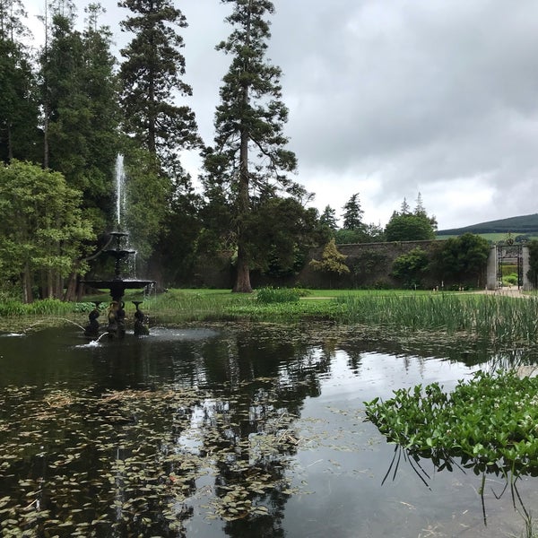 Foto diambil di Powerscourt House and Gardens oleh Rachel P. pada 6/1/2019