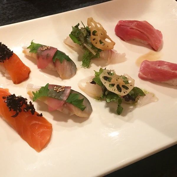 Foto diambil di Sushi of Gari 46 oleh Rachel P. pada 11/15/2017