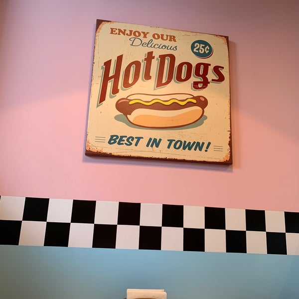 Foto diambil di Dusty’s Hot Dogs &amp; Coldies oleh Ümmüglsm pada 10/14/2019