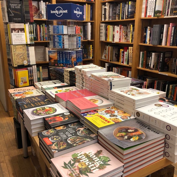 Photo taken at Greenlight Bookstore by Alexa S. on 5/16/2019