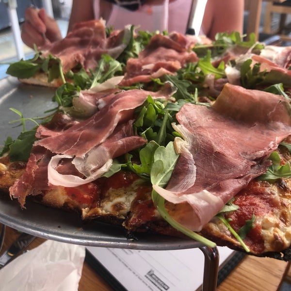 6/30/2020 tarihinde Alexa S.ziyaretçi tarafından Adrienne&#39;s Pizza Bar'de çekilen fotoğraf