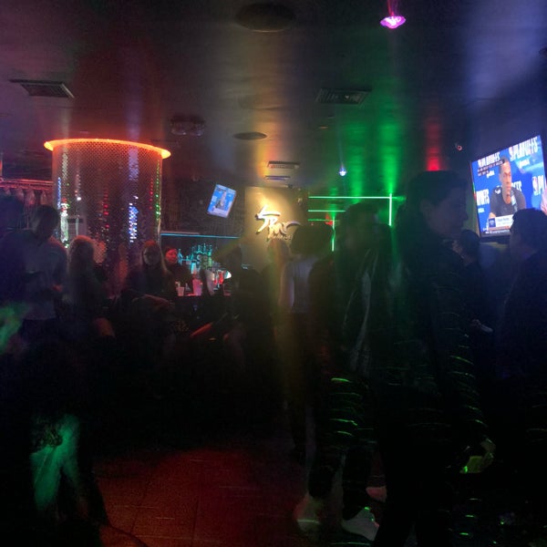 4/22/2018 tarihinde Alexa S.ziyaretçi tarafından 5 Bar Karaoke &amp; Lounge'de çekilen fotoğraf