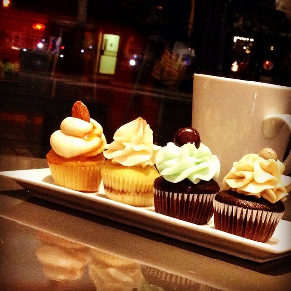 Foto tirada no(a) The Cupcake Bar por Greg G. em 11/22/2014