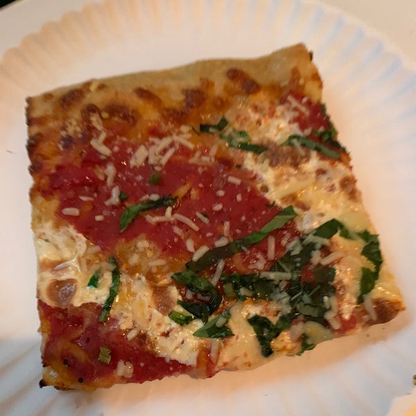 Foto tirada no(a) Williamsburg Pizza por Andrew H. em 1/5/2020